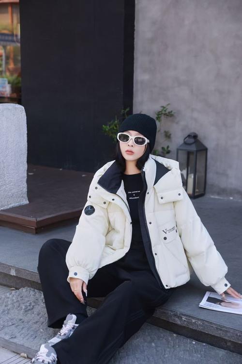 白色羽绒服配什么裤子好看