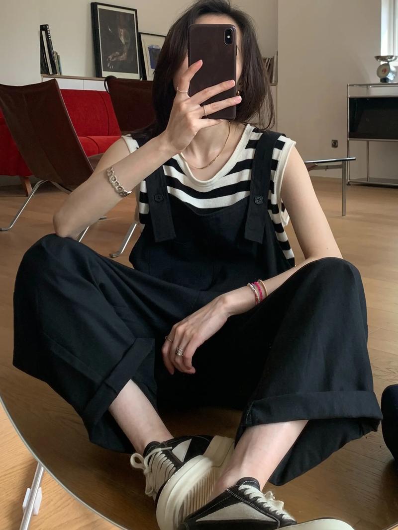 黑色背带裤配什么上衣