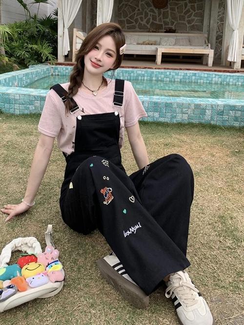 黑色背带裤配什么上衣