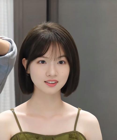 个子矮短发怎么搭配