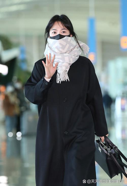 黑色棉袄配什么围巾