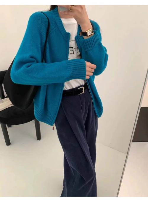 女士短款外套毛衣怎么搭配什么裤子好看图片欣赏