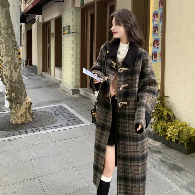 黑 白 蓝 毛呢格子大衣怎么搭配什么裤子好看图片