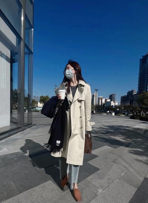 女士牛仔风衣外套怎么搭配什么裤子好看图片大全