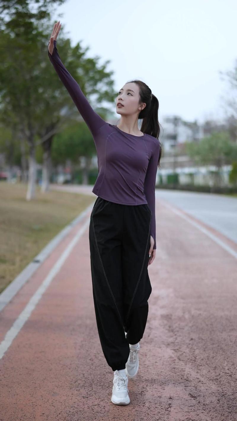 圆领运动上衣女外套怎么搭配什么裤子好看图片