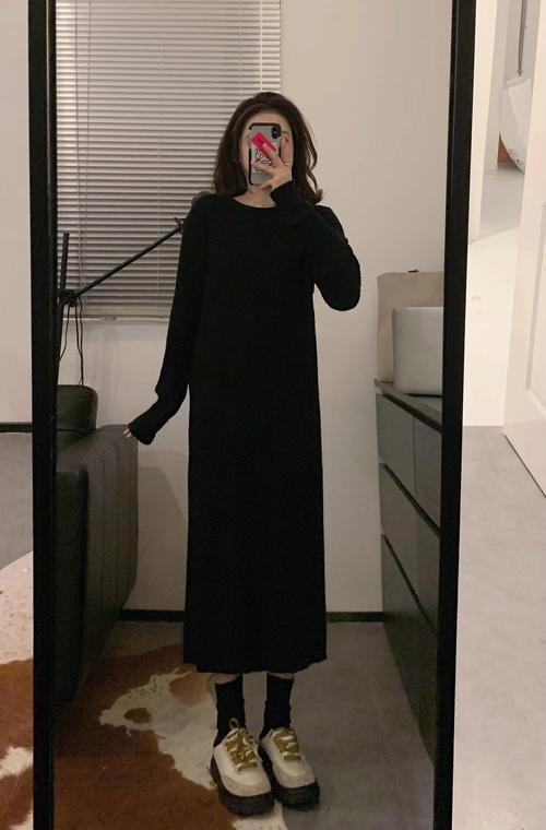 黑色长款打底连衣裙怎么搭配什么裤子好看图片欣赏