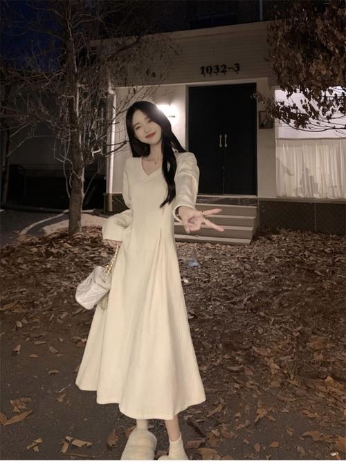 白色打底中长连衣裙怎么搭配什么外套好看图片欣赏