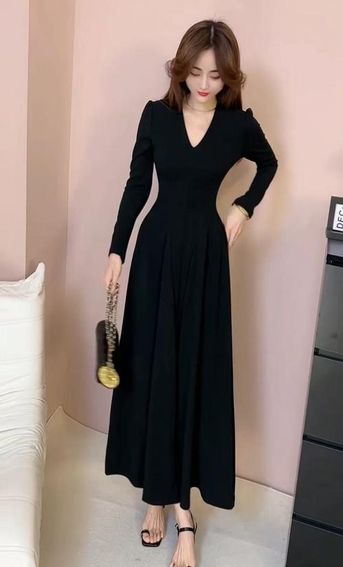 黑色红色a字连衣裙怎么搭配什么外套好看图片
