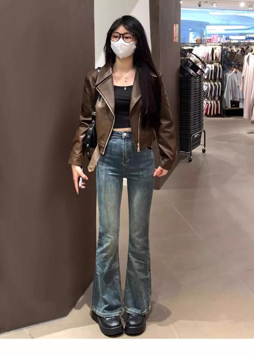 小皮衣配什么裤子好看