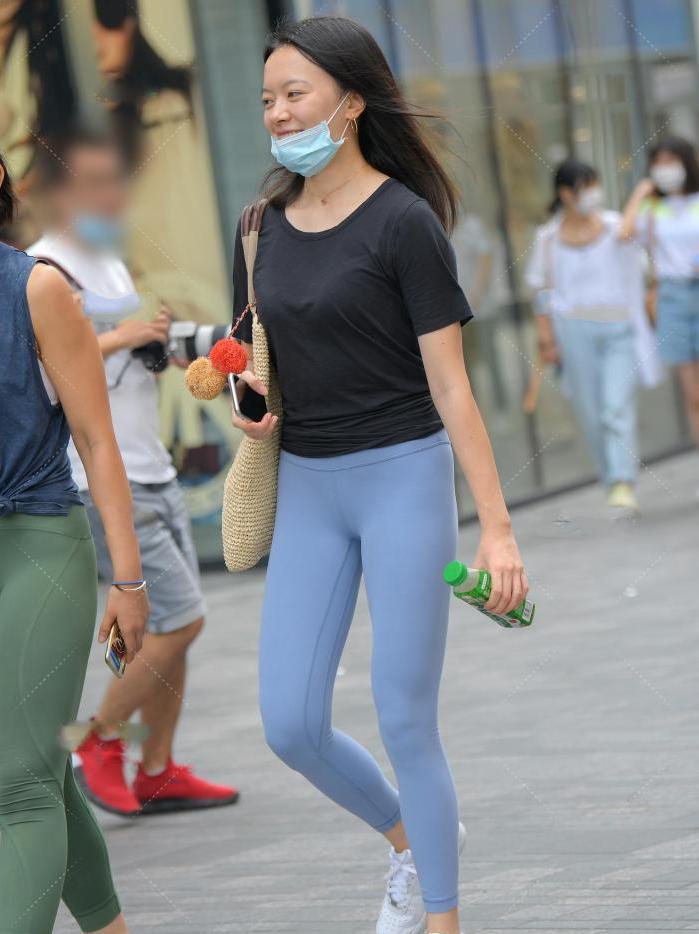 湖蓝色裤子配什么上衣