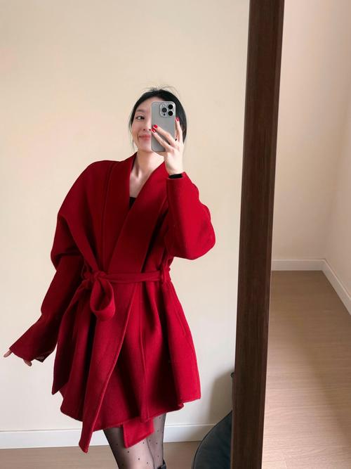 红色中长款毛呢外套怎么搭配什么裤子好看图片欣赏