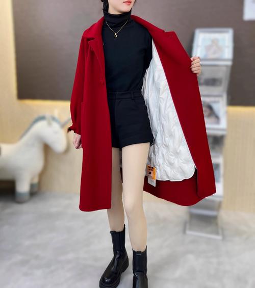 红色中长款毛呢外套怎么搭配什么裤子好看图片