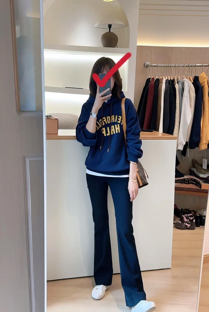 女人的卫衣怎么搭配衣服