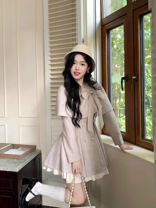 女士斗篷风衣怎么搭配