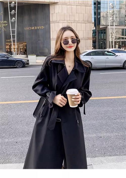 女黑风衣里面怎么搭配