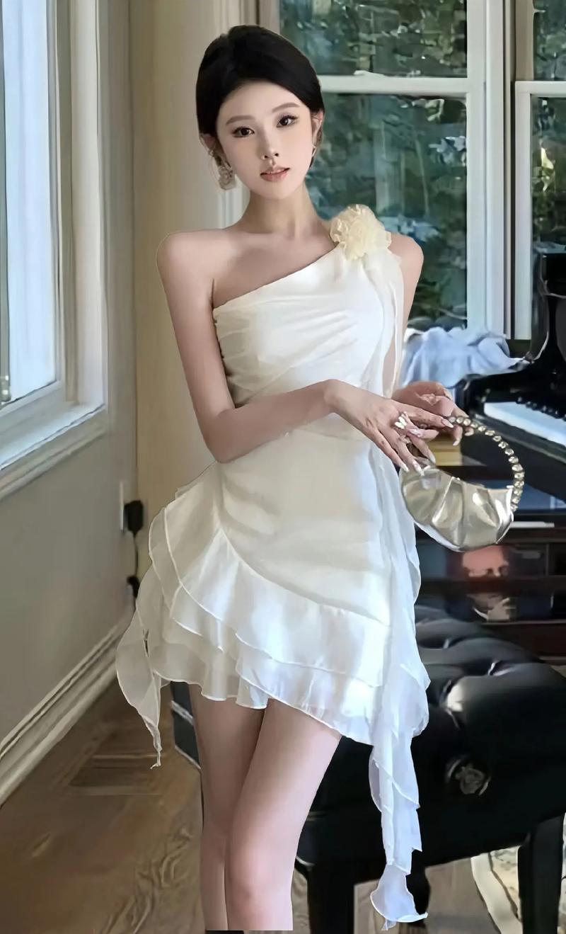 白色雪纺怎么搭配衣服