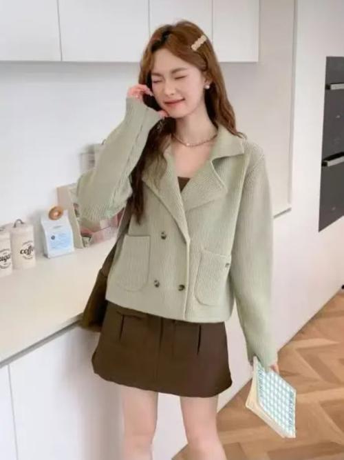 羊绒短款女士外套怎么搭配什么裤子