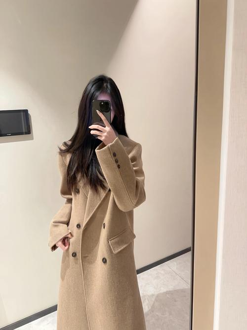 中款的羊毛大衣怎么搭配