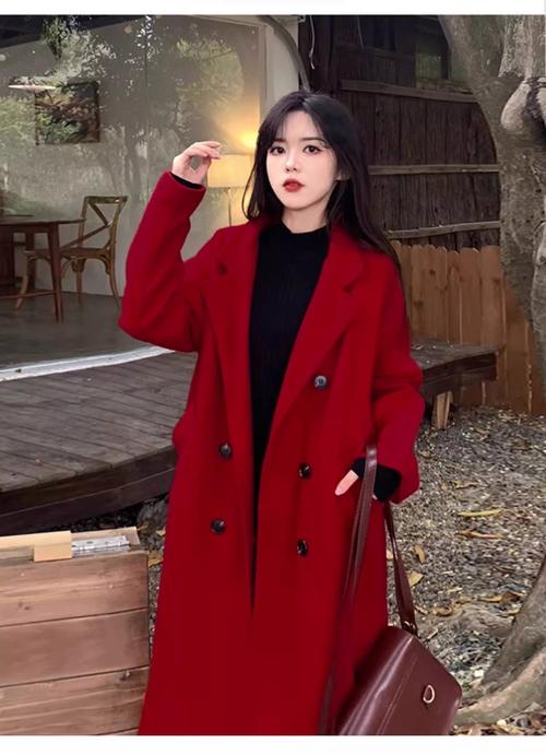 红呢大衣怎么搭配围巾好看吗