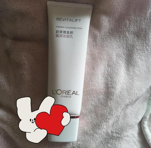 皮肤干燥用什么洗面奶