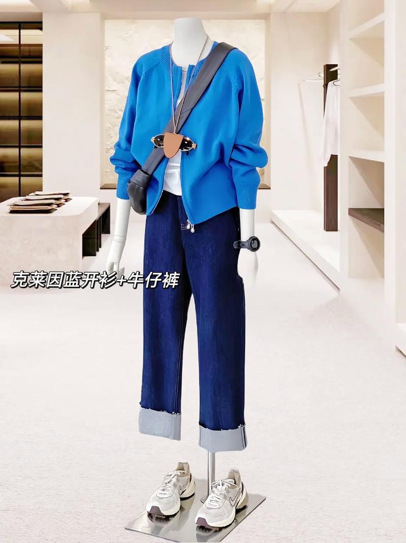 蓝色牛仔上衣配什么裤子