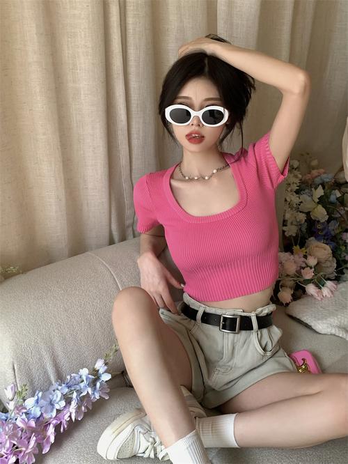 粉色针织短袖怎么搭配