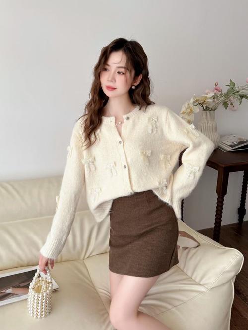 短款毛衣怎么搭配衣服好看