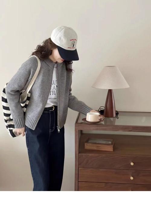 短款毛衣怎么搭配衣服