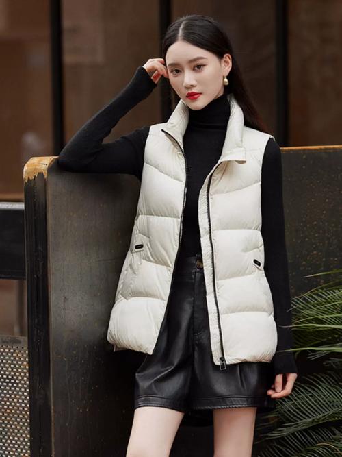白色羽绒服马甲怎么搭配图片欣赏