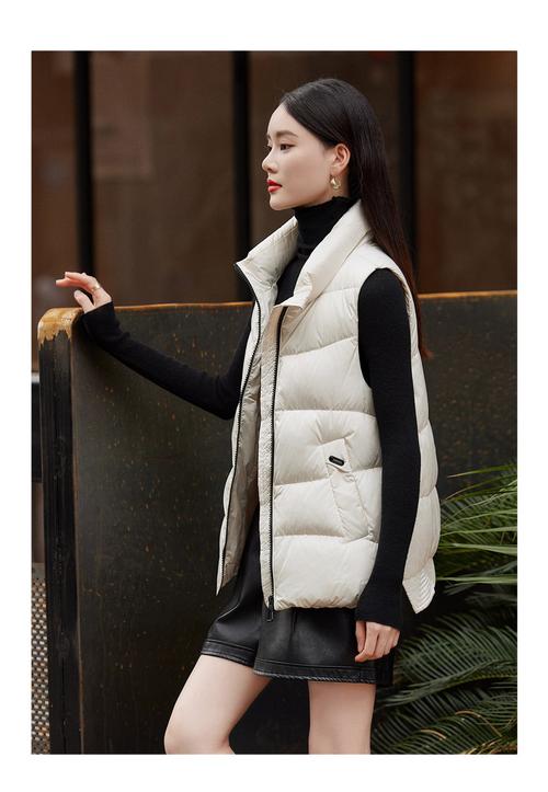 白色羽绒服马甲怎么搭配图片欣赏