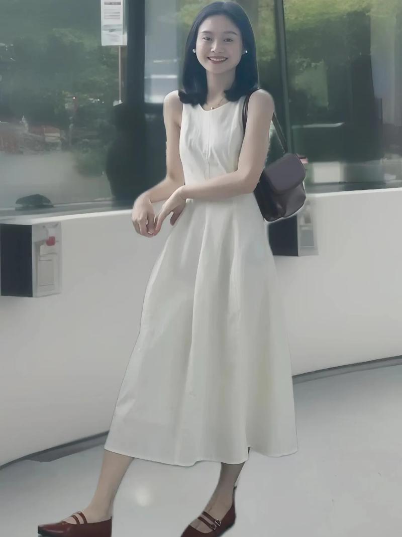 白色无袖背心怎么搭配图片欣赏