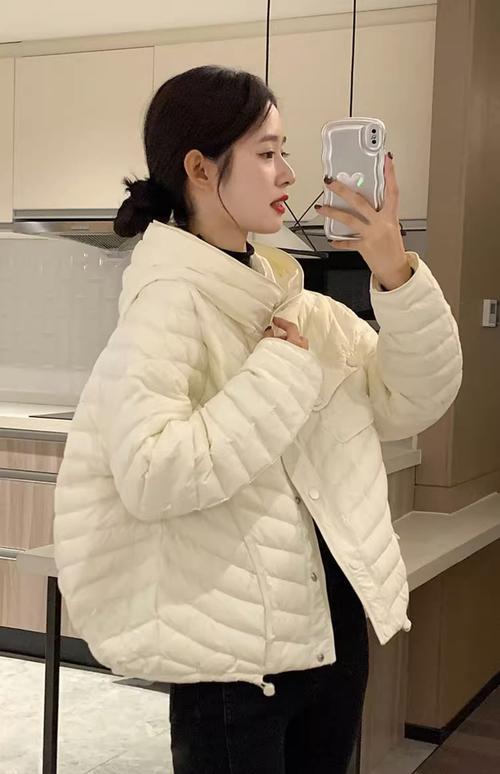 白色宽松羽绒服怎么搭配图片欣赏