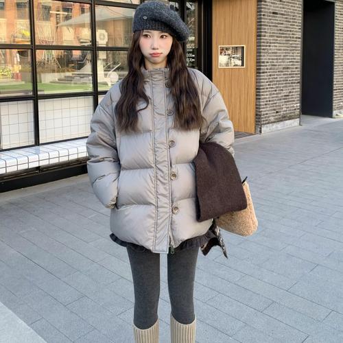 白色宽松羽绒服怎么搭配裤子好看图片
