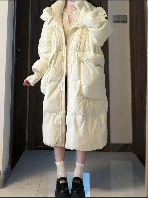 白色宽松羽绒服怎么搭配裤子好看吗