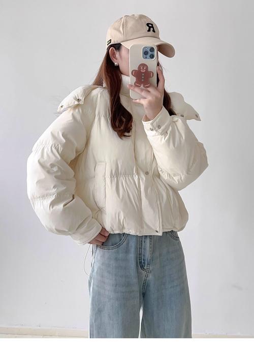 白色宽松羽绒服怎么搭配裤子好看