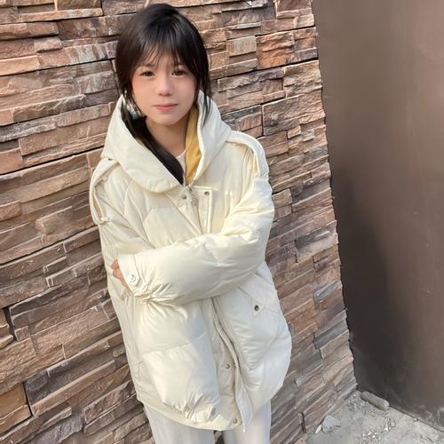 白色宽松羽绒服怎么搭配裤子