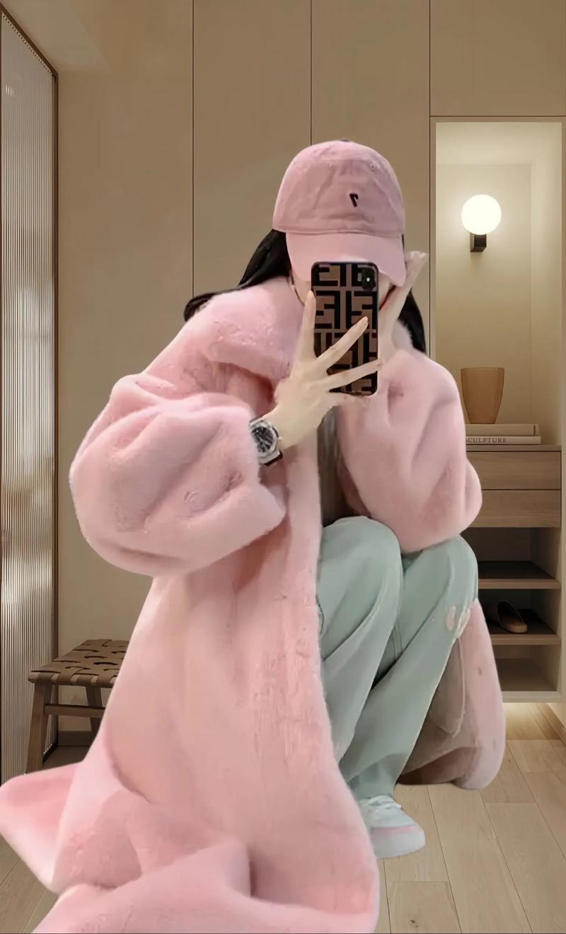 粉色风衣搭配什么裤子