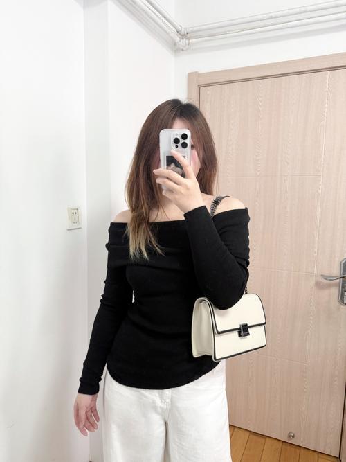 白色的包包怎么搭配衣服好看图片欣赏