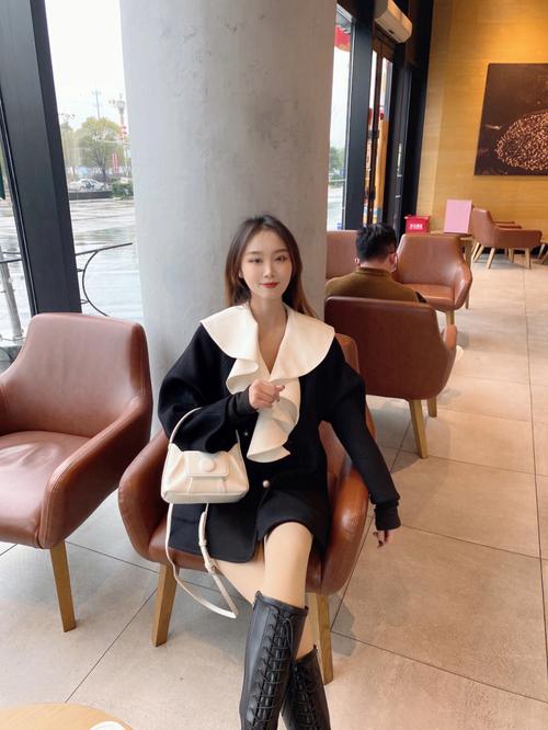 白色的包包怎么搭配衣服好看吗