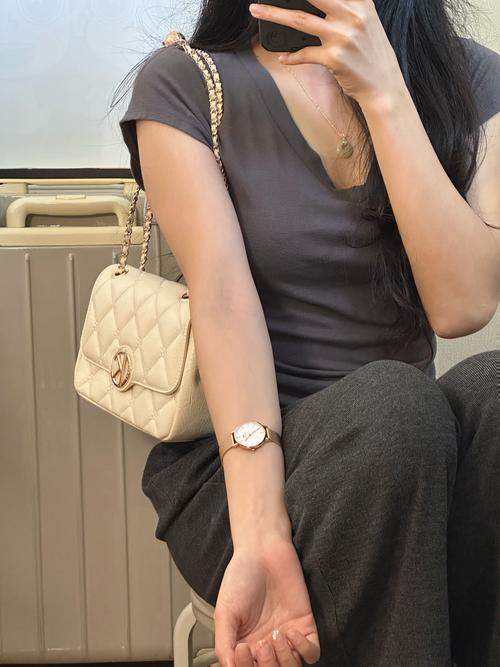 白色大包包怎么搭配衣服图片大全