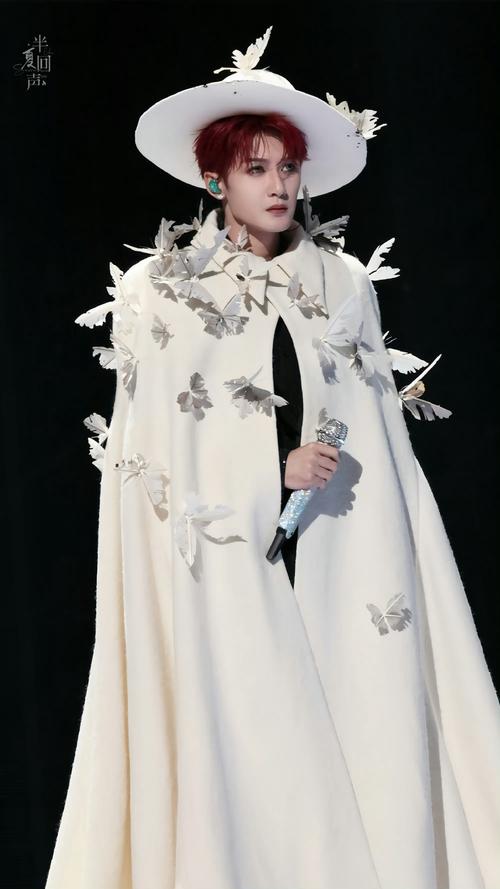 白帽子怎么搭配衣服好看吗