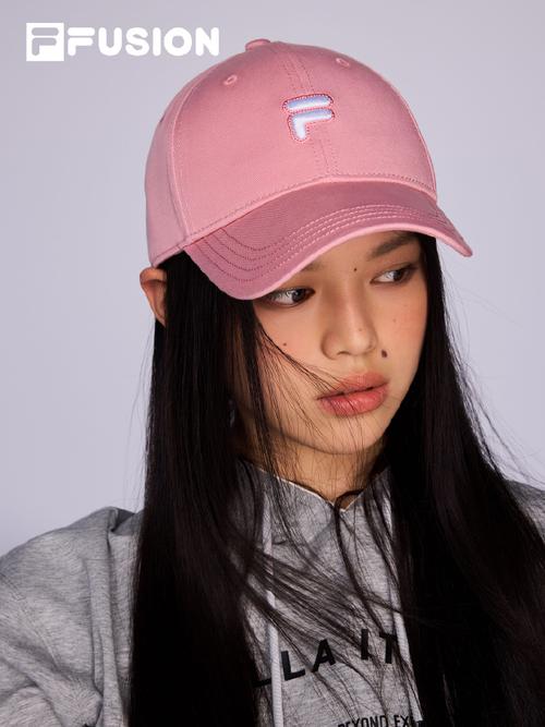 白帽子怎么搭配衣服好看吗