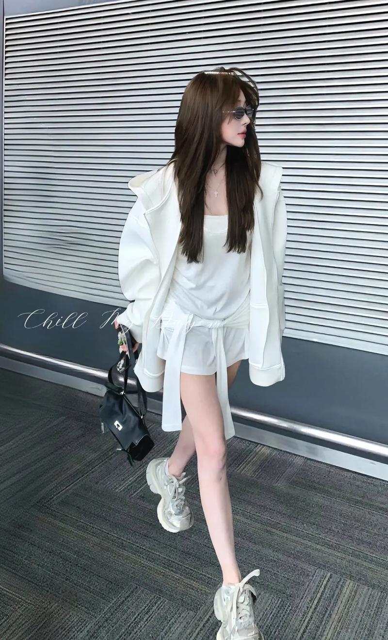 白帽子怎么搭配衣服好看吗