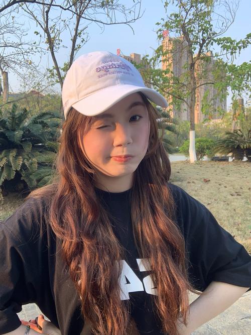 白帽子怎么搭配衣服好看