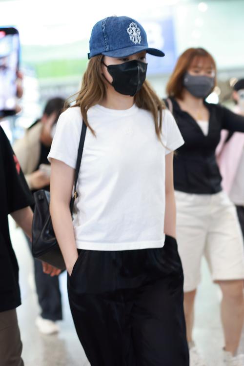 白棒球帽怎么搭配衣服图片