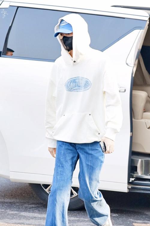 白棒球帽怎么搭配衣服