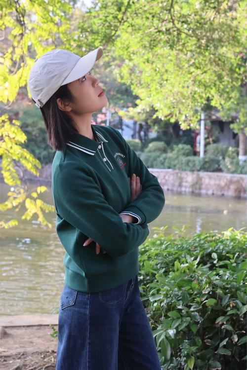 白棒球帽怎么搭配衣服