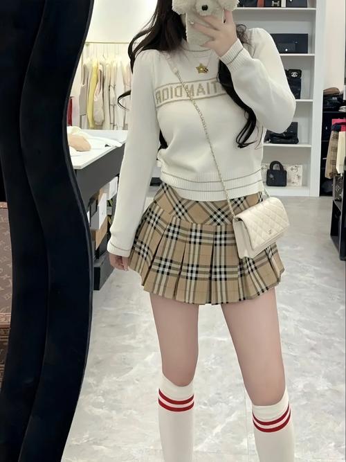 针织小短裙怎么搭配上衣图片欣赏