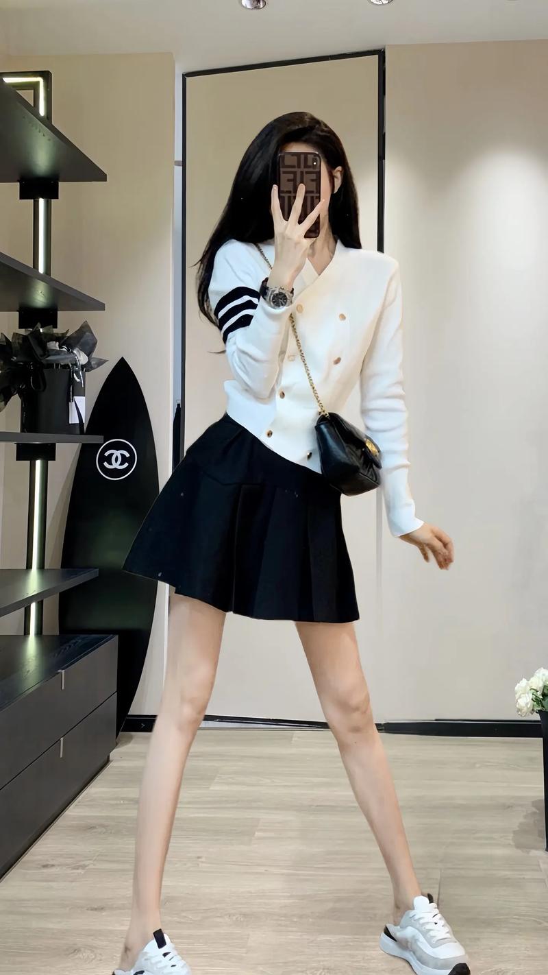 针织小短裙怎么搭配上衣