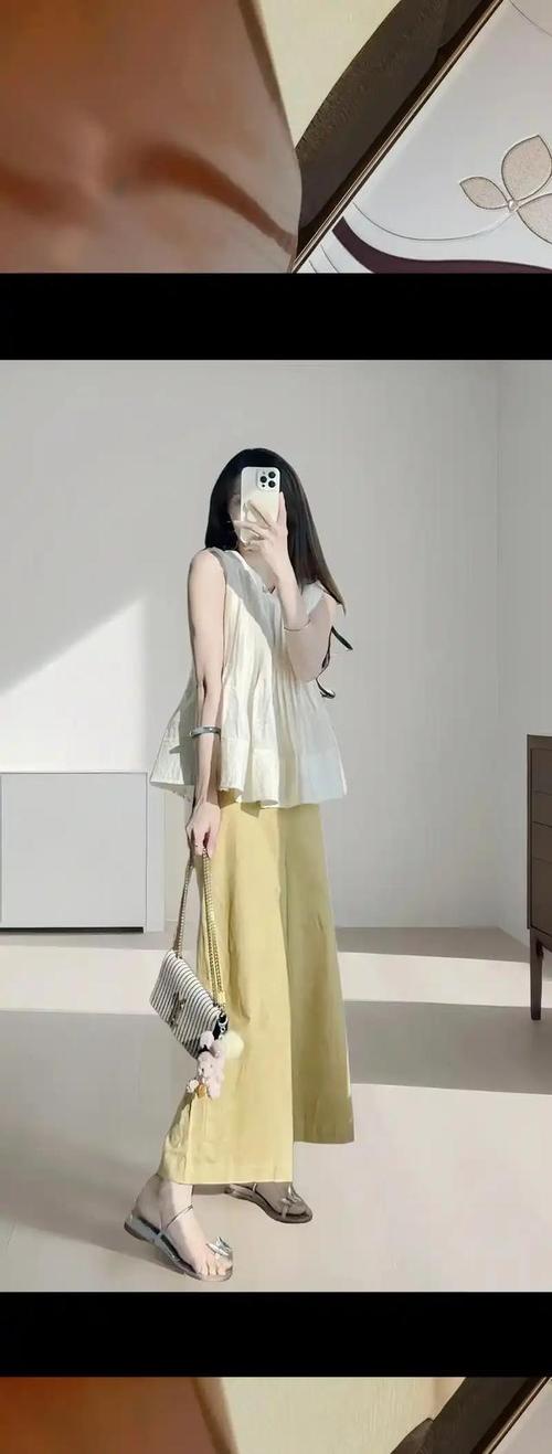 黄色的裤子配什么颜色的上衣